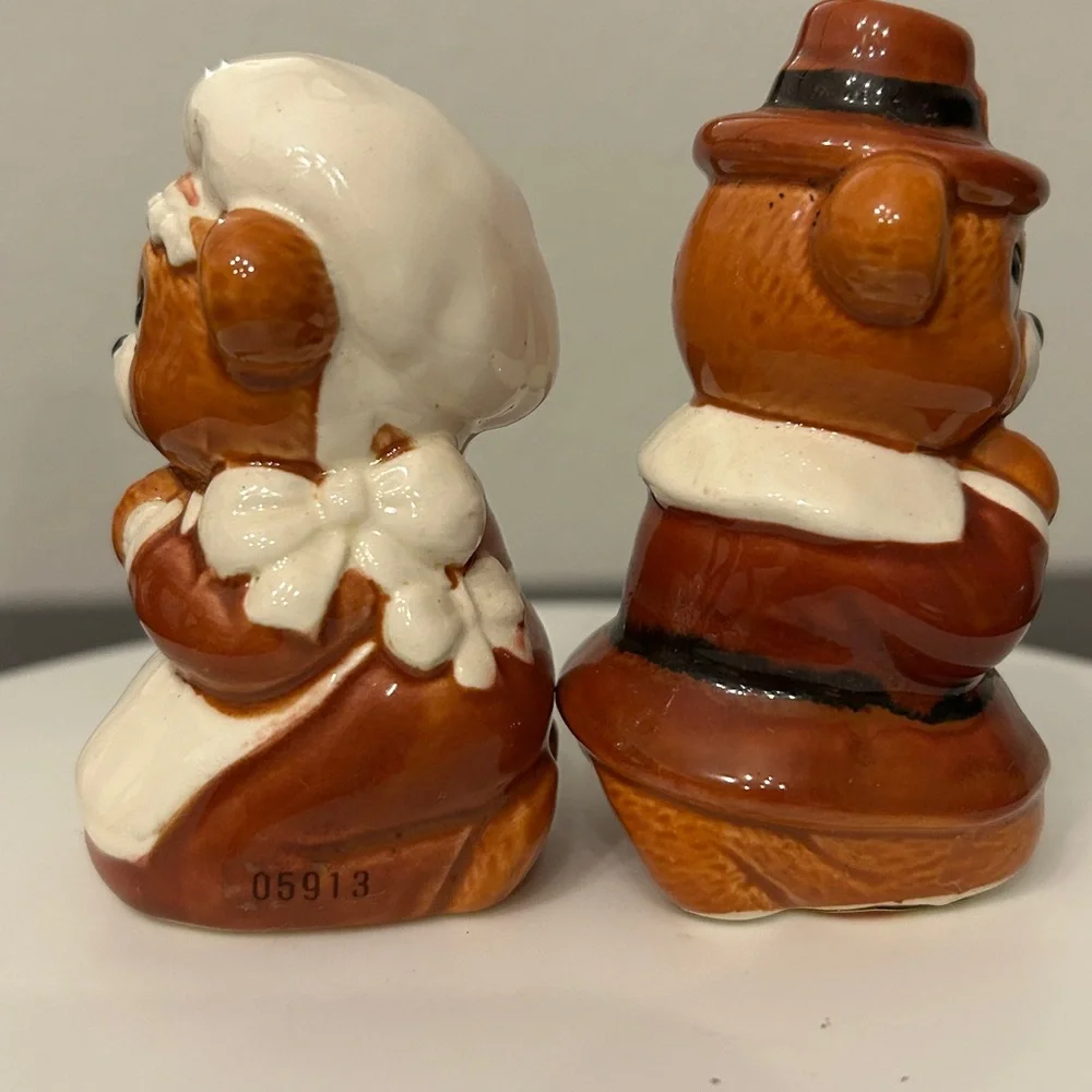 Vintage 80’s Lefton Pilgrim Bears Ceramic Salt and Pepper Shakers - Picture 4 of 9